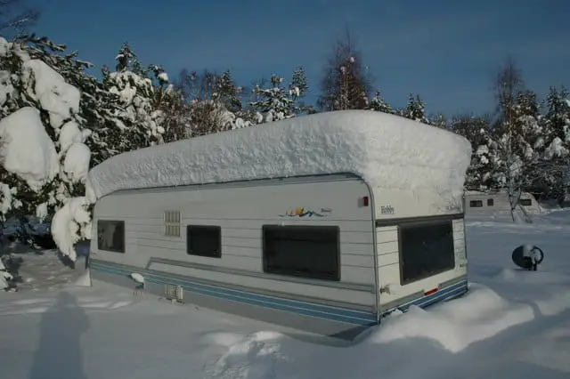 clearing snow from caravan roof